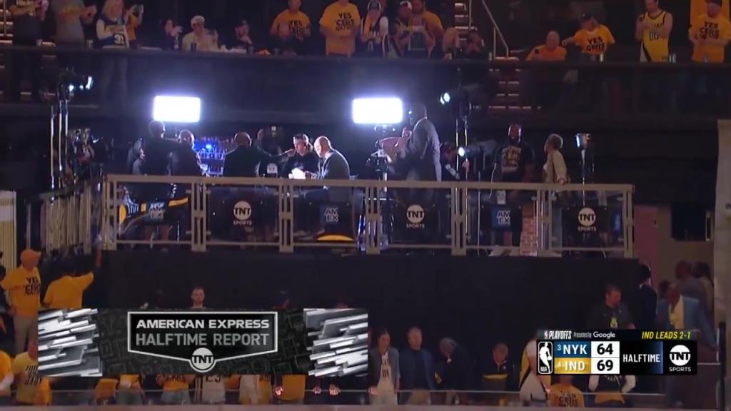 啊？转播镜头给到解说看台，奥尼尔居然抱着一个人在弯举