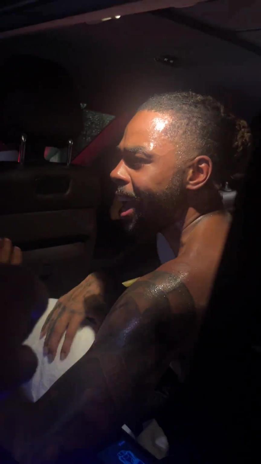 太热情了！拉塞尔中国行坐车离开球迷们被团团围住